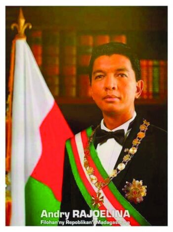 Image à la une de Décrochage du portrait officiel du Président Andry Rajoelina – L’incivisme à son paroxysme