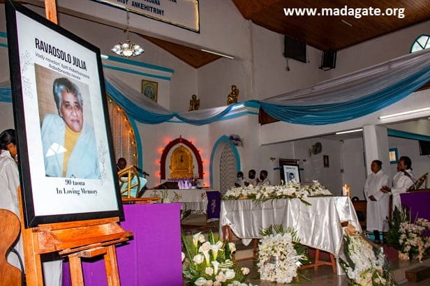 Image à la une de Maman Julia Rabetsaroana Rabefanonta née Ravaosolo. Quelques photos de ses obsèques, le 30 août 2023