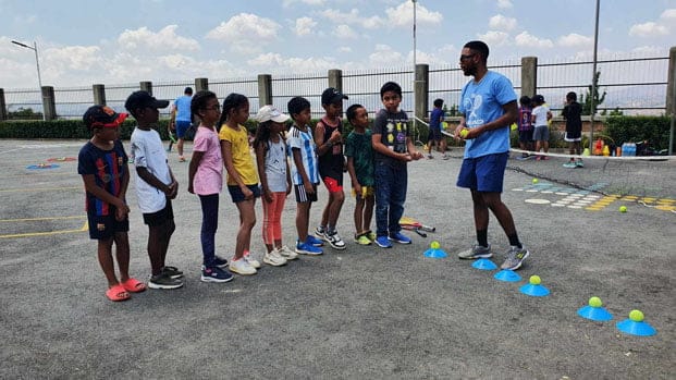 Image à la une de Madagascar Tennis Project – Miary Zo initie les jeunes à la petite balle jaune