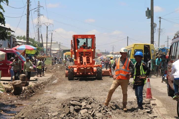 Image à la une de INFRASTRUCTURES ROUTIÈRES– La route Ankadimbahoaka-Anosizato est en cours de construction.