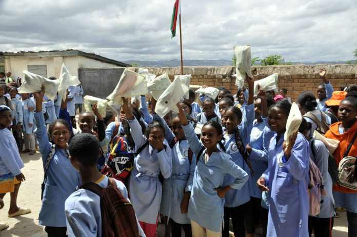 Image à la une de Hygiène menstruelle : 3 000 serviettes hygiéniques lavables, distribuées au CEG Ambohimanarina