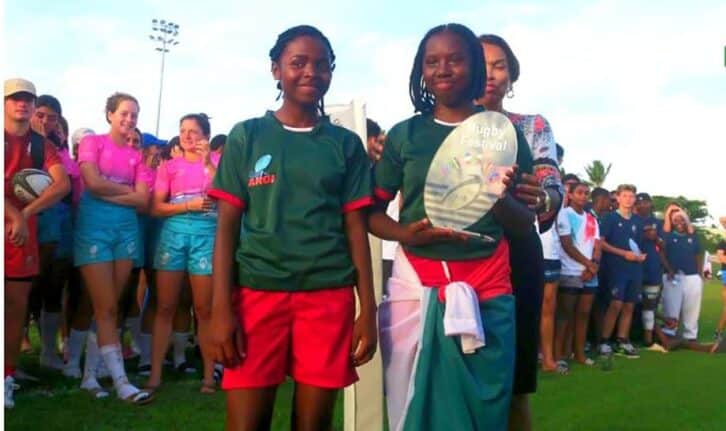 Image à la une de RUGBY – AROI   – Les Makis U18 filles  soulèvent le trophée