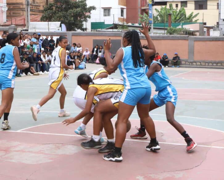 Image à la une de BASKETBALL – ALL STEP –  Les lycéennes d’Ampefiloha dominent Saint François Xavier