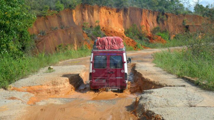 Image à la une de Le mauvais état des routes parmi les causes du déclin de la productivité rurale, selon la Banque mondiale