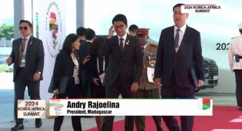 Image à la une de Sommet Corée du Sud – Afrique 2024. Le Président Andry Rajoelina au micro, le 04 juin 2024, premier jour