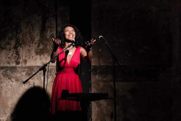 Image à la une de THEATRE – Dina Mialinelina au Festival de Marseille dans la comédie musicale “Sorcières/Kimpa Vita »